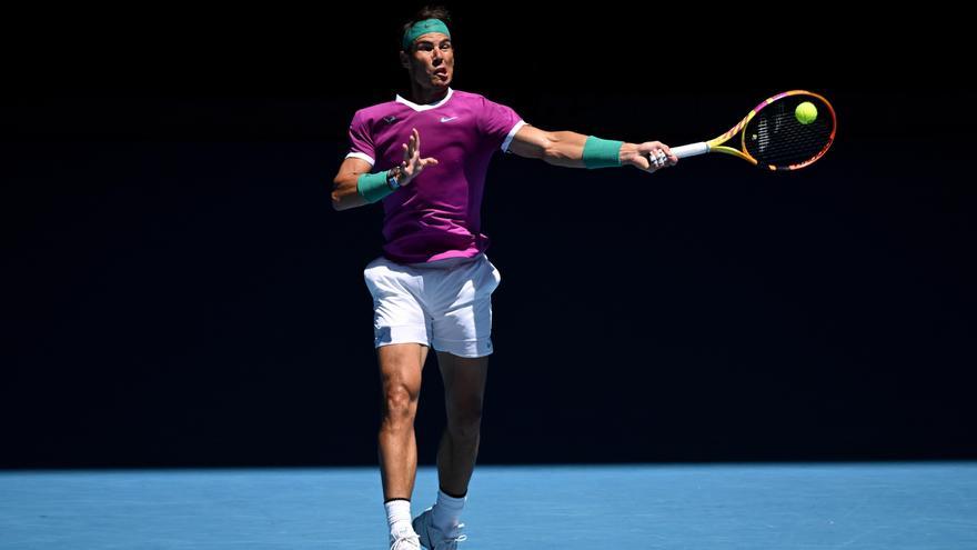 Nadal golpea la pelota en su partido de segunda ronda del Abierto de Australia ante el alemán Hanfmann.