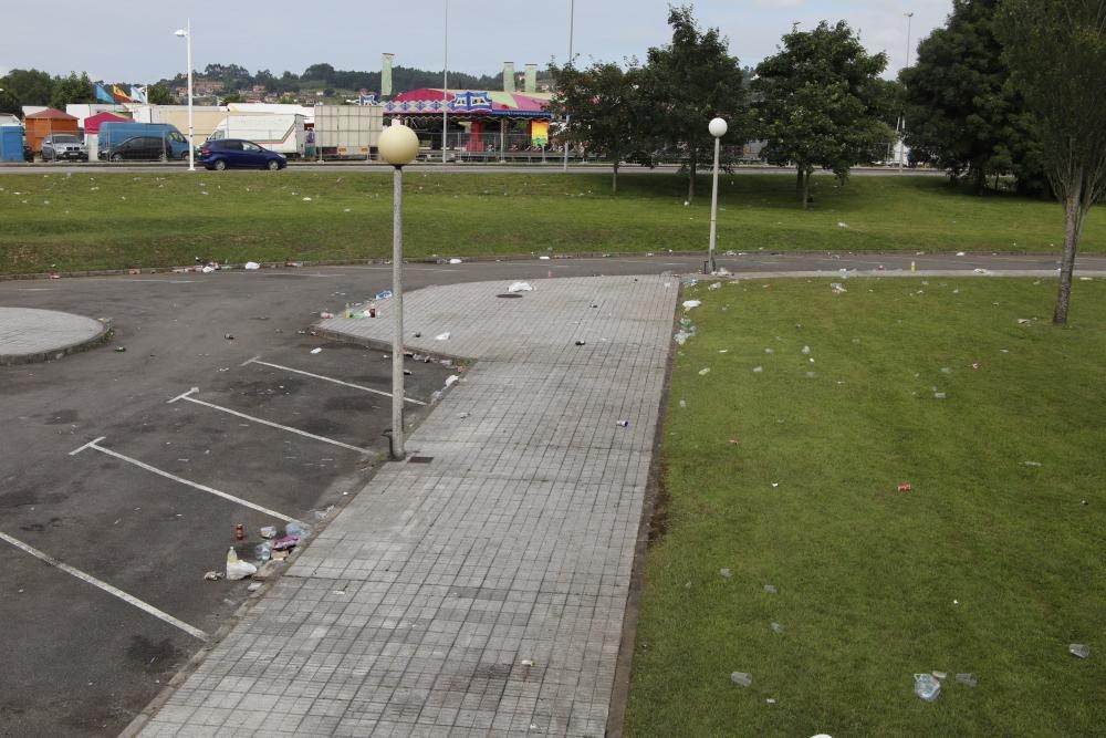 Restos de basura tras un "macrobotellón" en la EPI