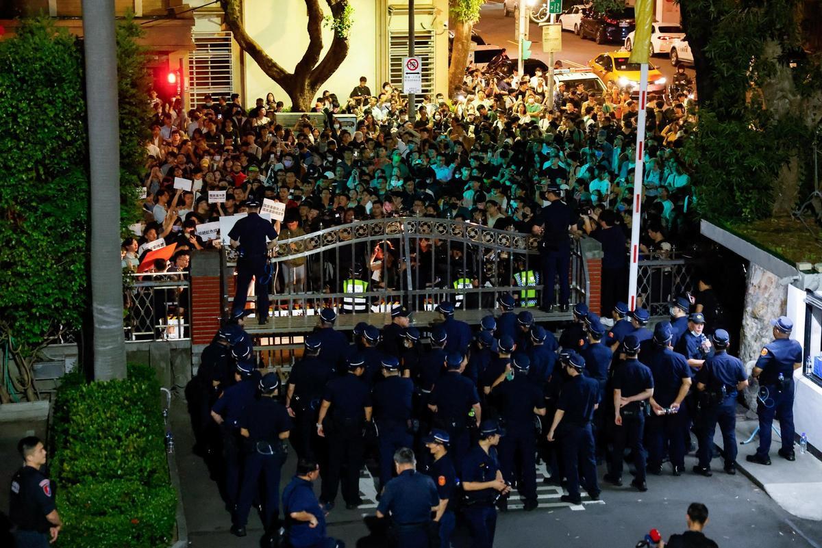 Golpes y protestas en el Parlamento taiwanés por polémicas reformas legislativas