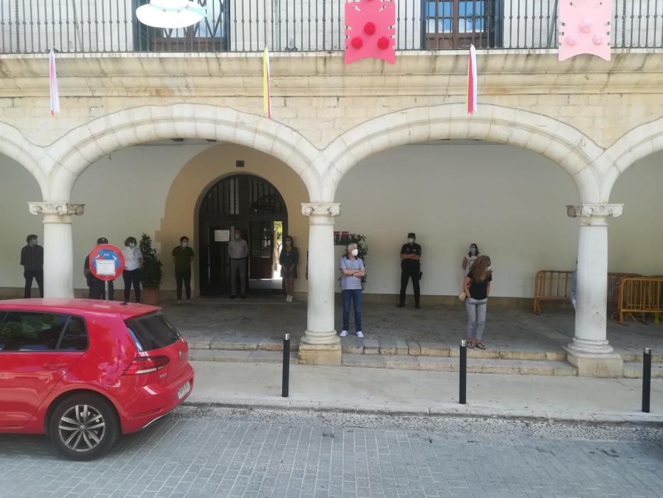 Minuto de silencio en el ayuntamiento de Alaró.