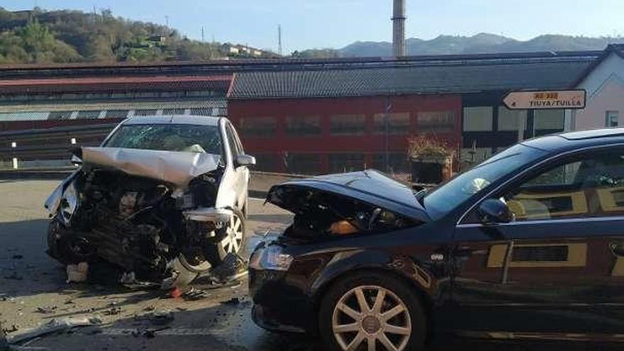 Dos heridos en una colisión en la avenida de Gijón de Langreo