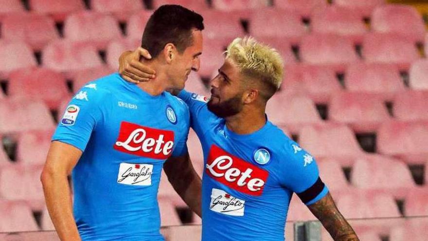 Milik celebra uno de sus goles con Insigne.