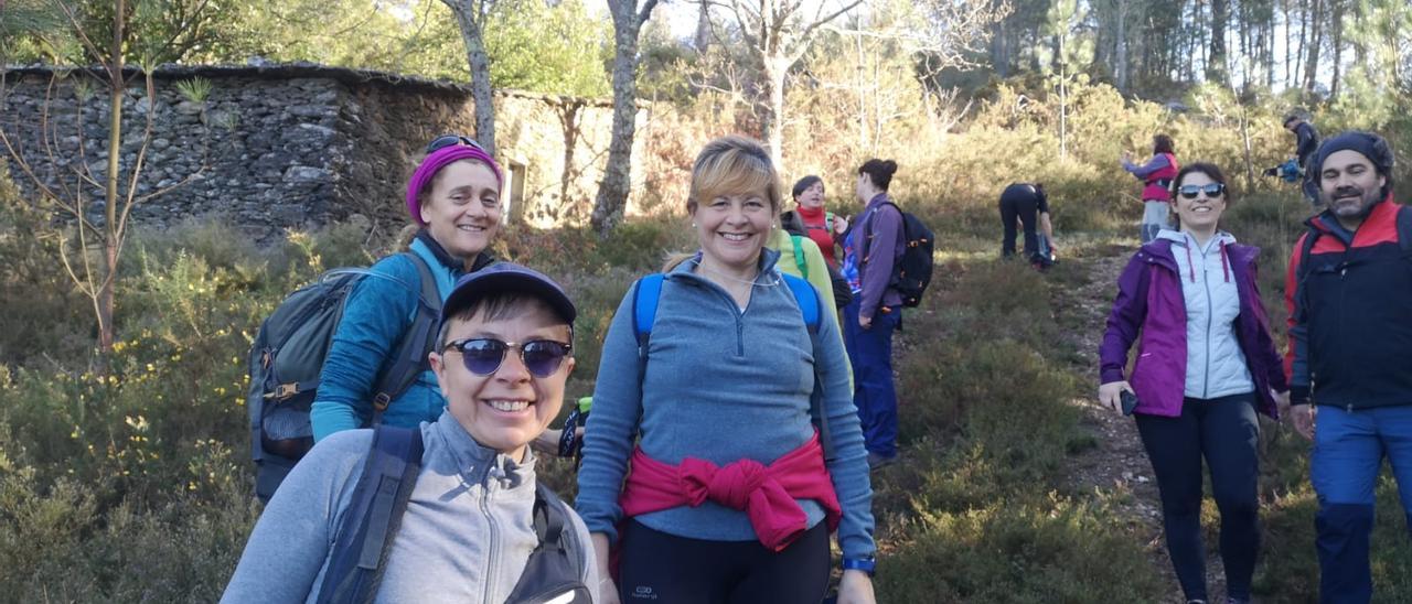 Participantes na ruta polas alvarizas de Vilatuxe, organizada por Roteiros de Lalín.