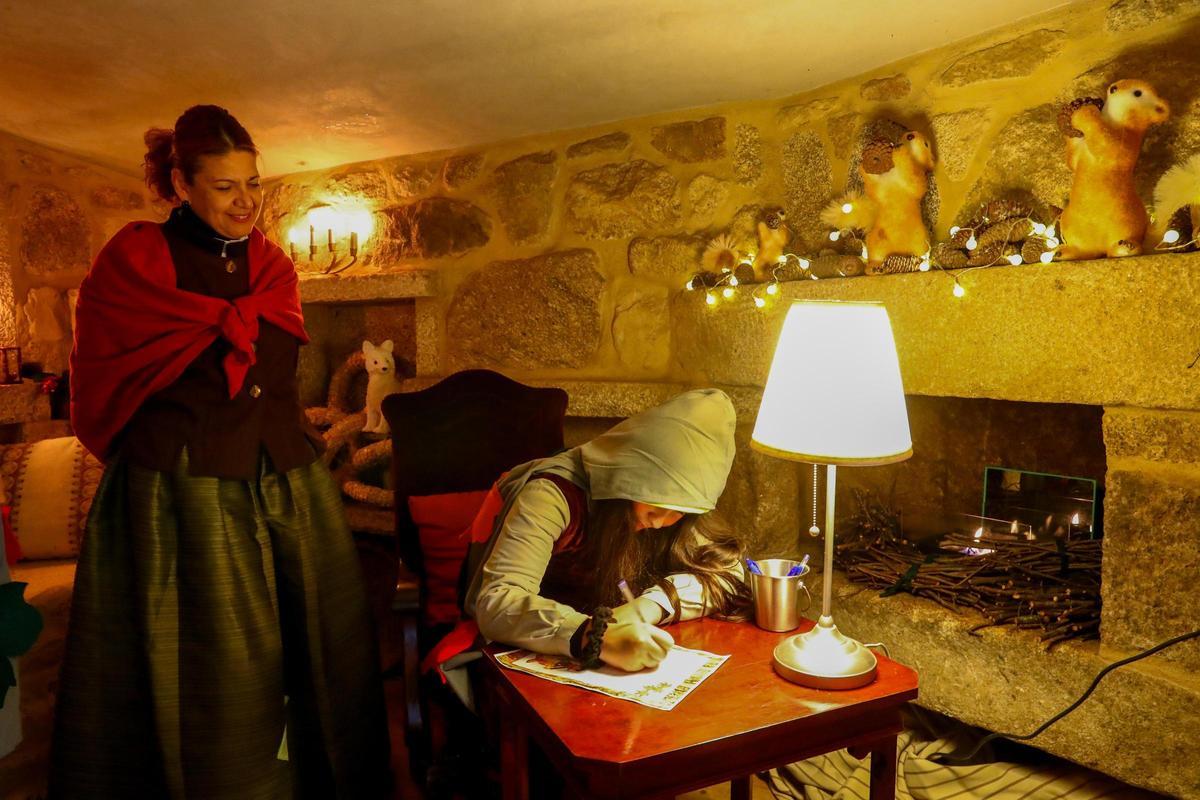 La actividad desplegada en la Aldea Grobit de A Toxa con motivo de la visita del "apalpador".