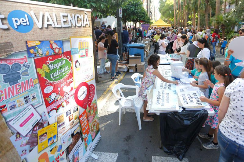 La 'festa del valencià' toma las calles de Torrent