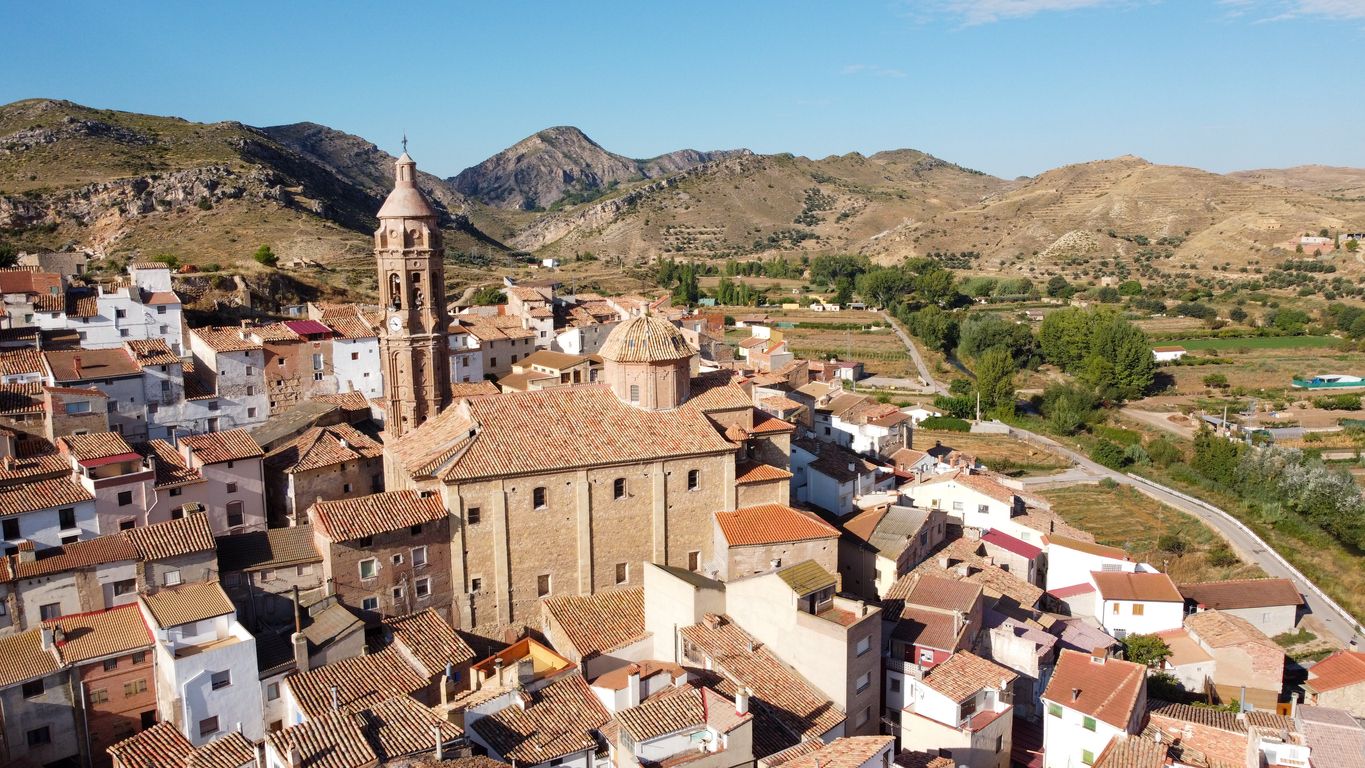 Oliete y su iglesia de Ntra. Sra. de la Asunción, vista desde un dron