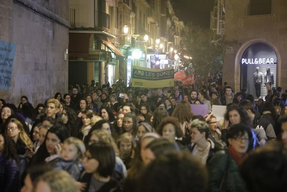 Multitudinaria marcha en Palma por la mujer