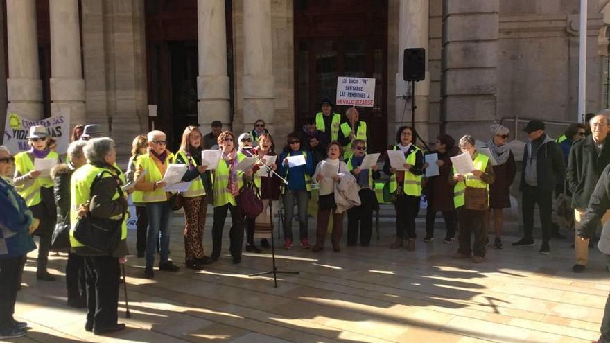 &#039;Los yayoflautas&#039; se manifiestan en la Plaza del Ayuntamiento de Cartagena.