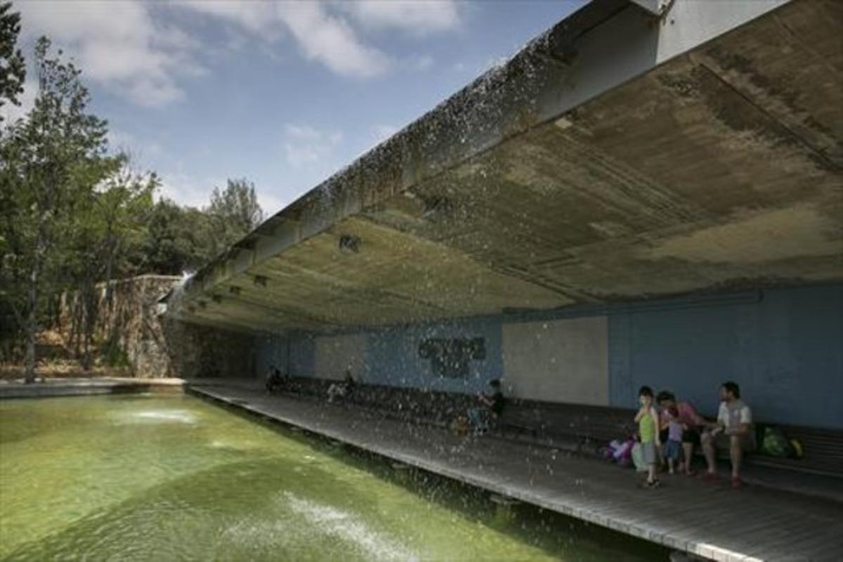 El banc a sota de la cascada del Parc Catalunya de Sabadell.