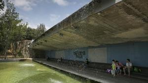 El banco bajo la cascada del Parc Catalunya de Sabadell.