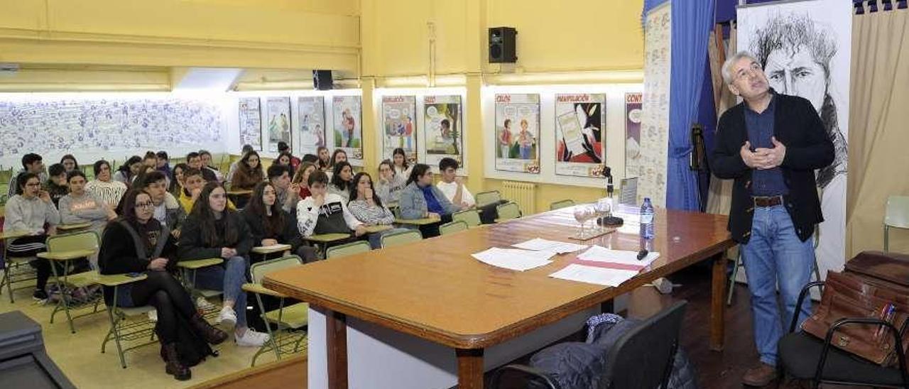 Charla sobre economía en el IES Laxeiro  |  Para que serve a economía. Este fue el título con el que Xosé Antón Rodríguez presentó su conferencia en el día de ayer para alumnos del IES Laxeiro de Lalín. La sesión tuvo lugar a las 13.45 horas, en la que este profesor de Economía Cuantitativa de la Facultade de Ciencias Económicas e Empresariais de la Universidade de Santiago de Compostela (USC) expuso a los presentes sus apreciaciones sobre la materia. La charla informativa se programó en el salón de actos del ciado instituto de la cabecera comarcal dezana.