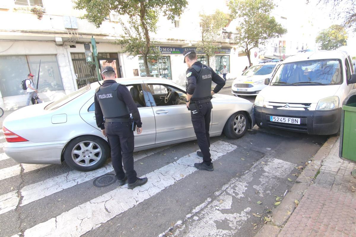 El vehículo ha colisionado con una furgoneta que estaba aparcada.