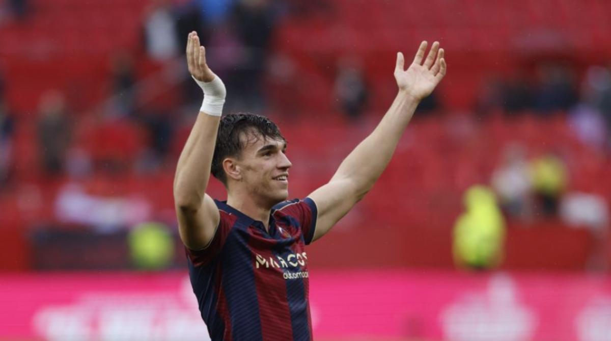 Carlos Espí celebrando su gol ante el Sevilla en el Pizjuán
