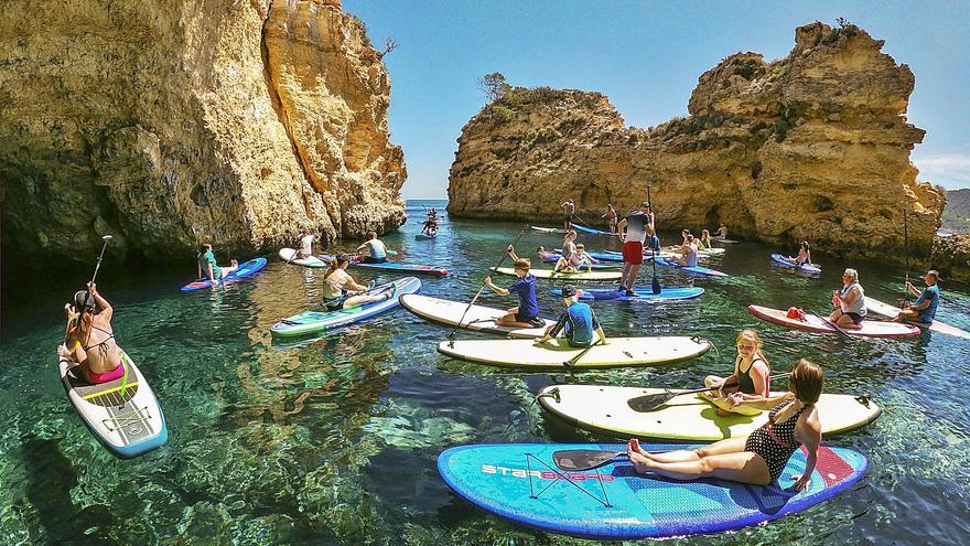 «Las instituciones promocionan el pádel surf en Ibiza en las ferias pero no dan permisos para excursiones»