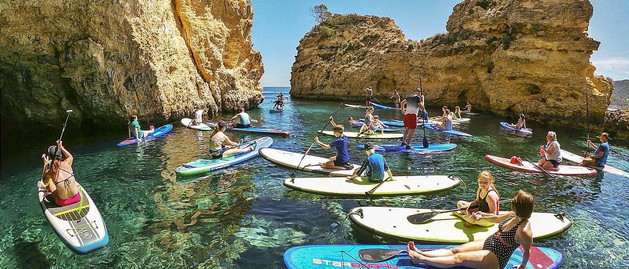 Momento de descanso durante una excursión por la costa del norte de la isla en pádel surf. | D. I.