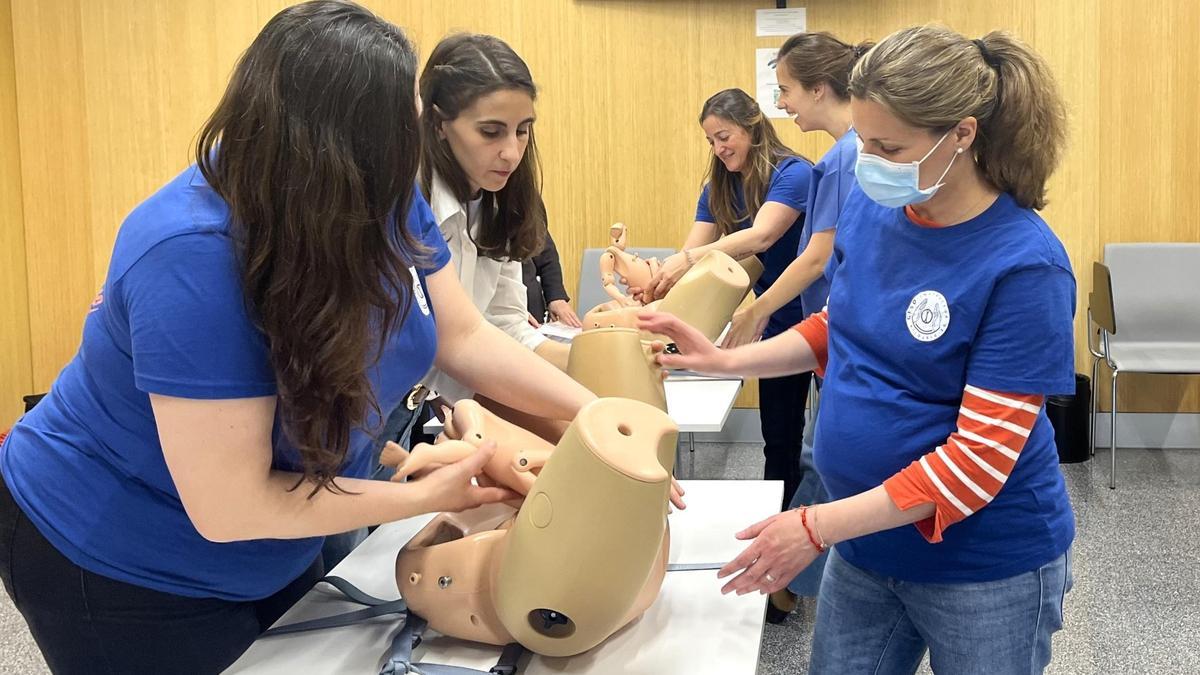 Un momento del curso en el hospital Quirónsalud de Córdoba para formar a ginecólogos y matrones en las técnicas para evitar la parálisis braquial del recién nacido.