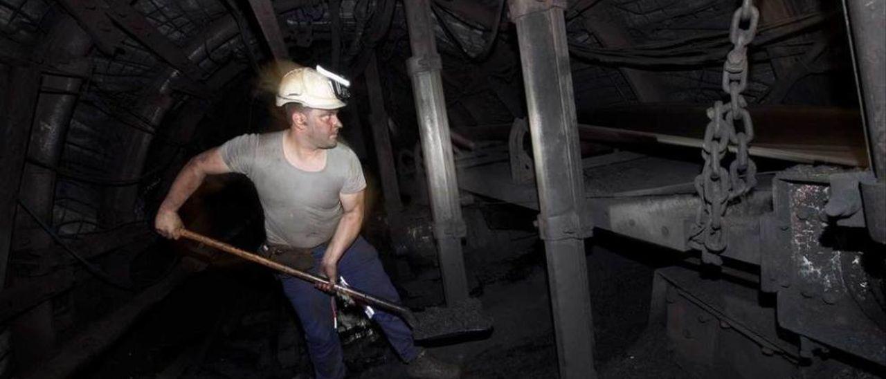Un minero trabajando en el pozo Santiago (Aller)