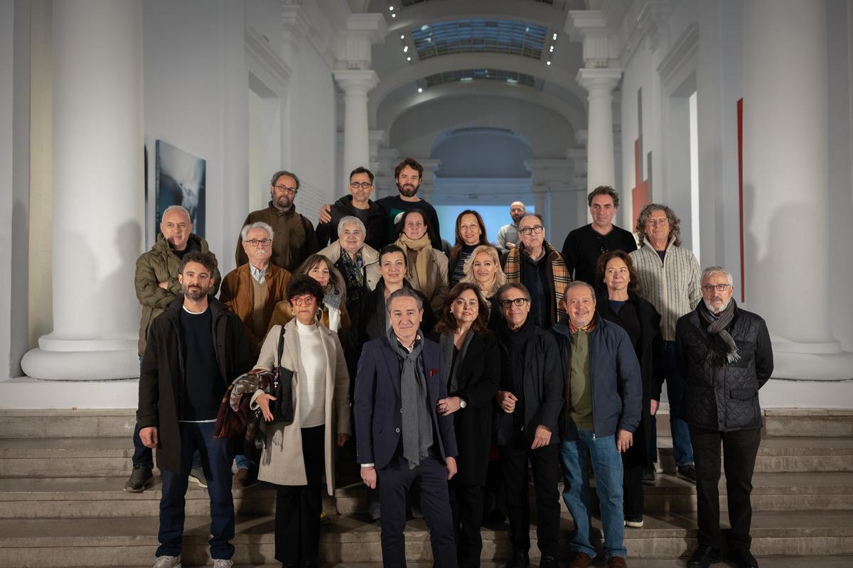 Algunos de los artistas, con los responsables del Consorci de Museus, en el Centre del Carme
