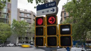 Semáforo del cruce de Aragó con Muntaner