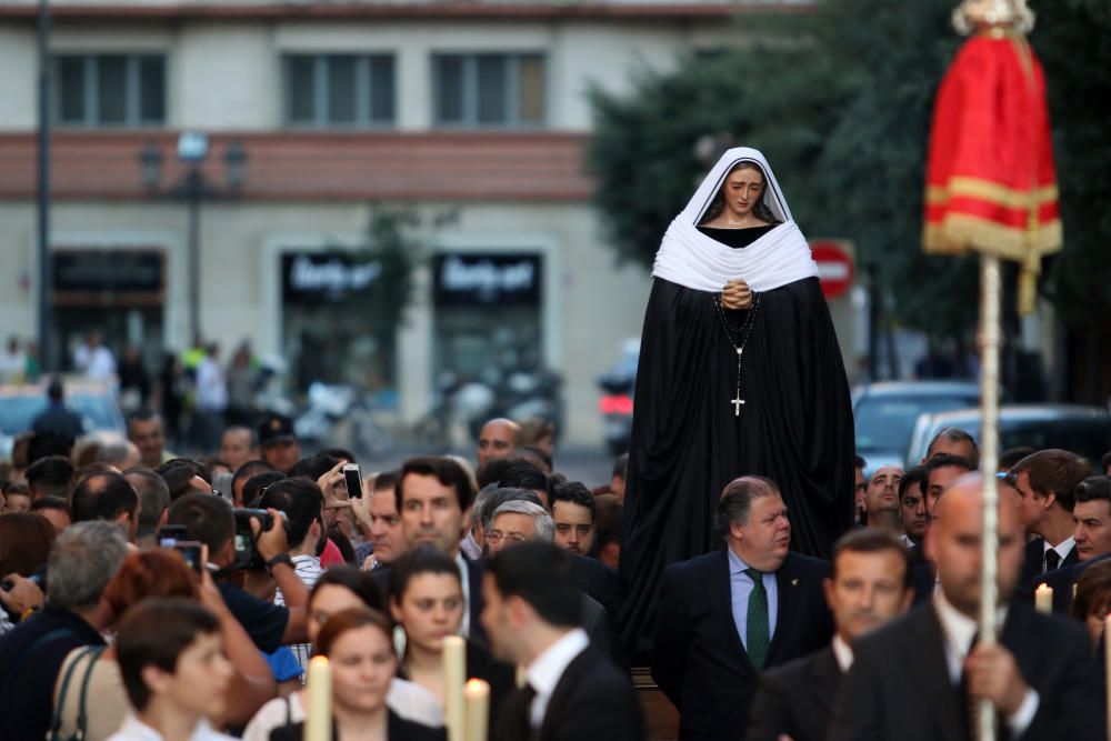 La Virgen de la Soledad, de la Congregación de Mena, volvió a su sede canónica de la iglesia de Santo Domingo tras pasar algo más de una semana en el convento de las Hermanitas de la Cruz, madrinas de su coronación canónica el 11 de junio.