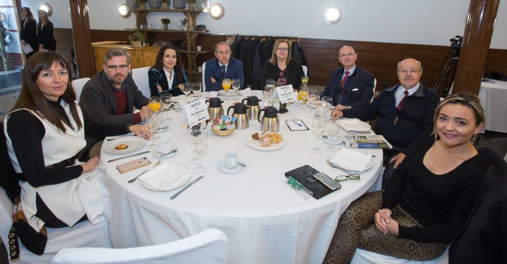 La directora del Master de Abogacía de la UA, Mercedes Fernández; el vicedecano de Derecho de la UA Jorge Moya; la profesora de Mercantil de la UA Pilar Montero; el adjunto al Síndic de Greuges, Carlos Morenilla; la defensora universitaria de la UA, Cecilia Gómez; el profesor de Geografía Humana de la UA Salvador Palazón; el vocal del Consejo Social de la Universidad de Alicante Francisco Martín Irles; y la directora de Comunicación de la UA, María Martín.