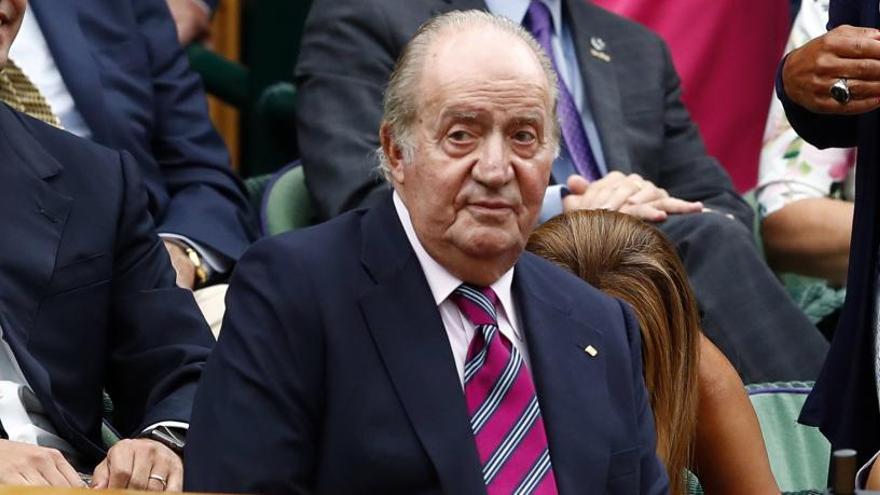 El Rey Juan Carlos abraza a Muguruza tras su triunfo