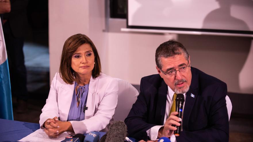 El presidente electo de Guatemala, Bernardo Arévalo, y su 'número dos', Karin Herrera.