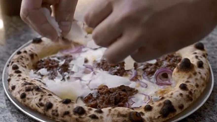 Grandes colas en un local de A Coruña ante la presentación de una nueva pizza de Inditex