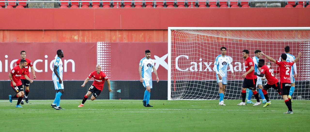 Víctor Mollejo celebra elsegundo tanto logradofrente al Lugo.