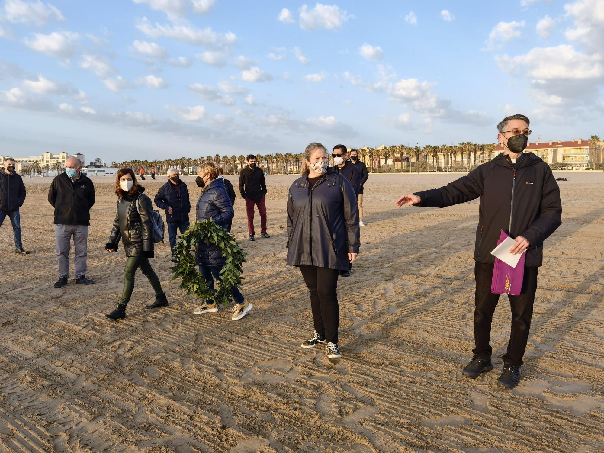 La hermandad del Cristo del Salvador acude a rezar a la playa de El Cabanyal