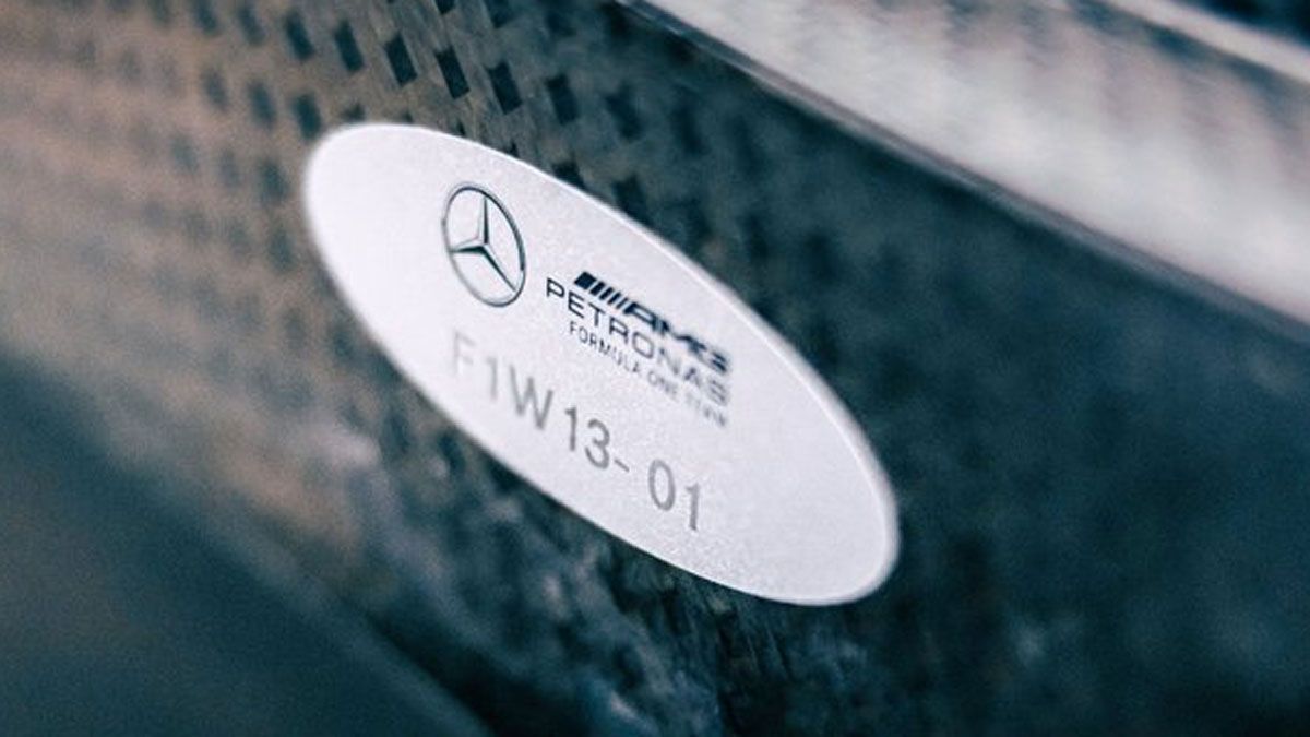 La placa del chasis del Mercedes W13