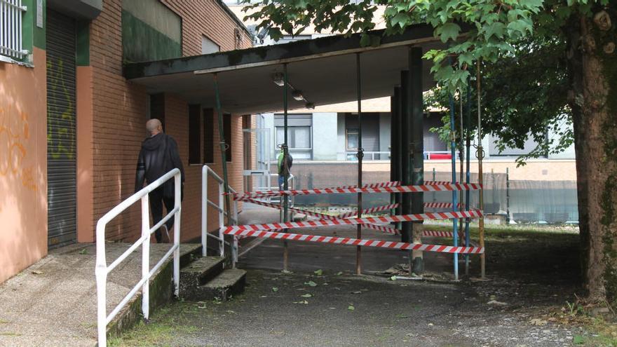 Una furgoneta provocó los daños de la Unidad de Toxicomanía de Oviedo