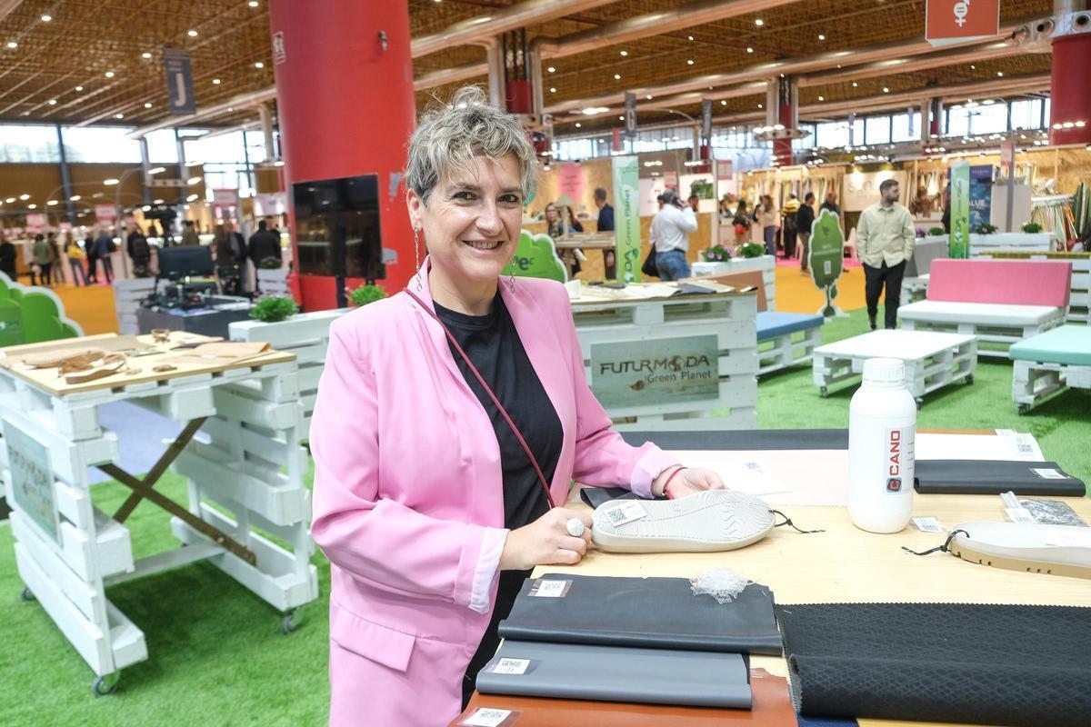 Vanesa Alonso, de Analco, con una suela que ha fabricado su empresa con materiales reciclados.