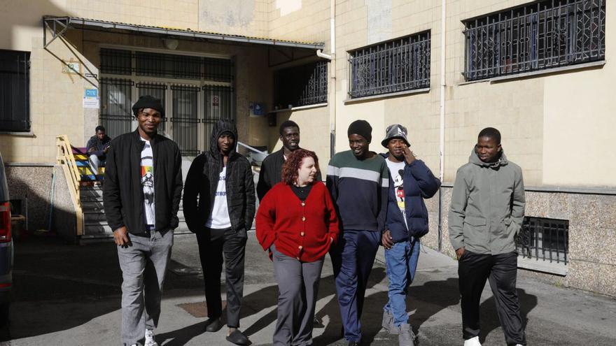 Un informe municipal evita el cierre del centro de migrantes de Sotrondio