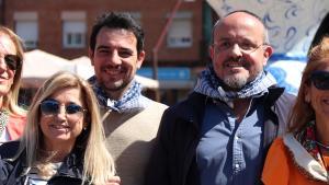 El candidato del PP en Catalunya, Alejandro Fernández, con el alcalde de Castelldefels, Manu Reyes, este sábado en Gavà
