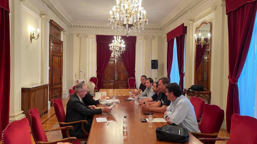 Reunión de las organizaciones agrarias con el subdelegado del Gobierno en Huesca, José Carlos Campo, y la diputada socialista Begoña Nasarre en la Subdelegación del Gobierno en Huesca.