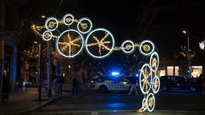 El viento, con rachas de hasta 100 km/h, desata la caída de luces navideñas, árboles y motos en Barcelona