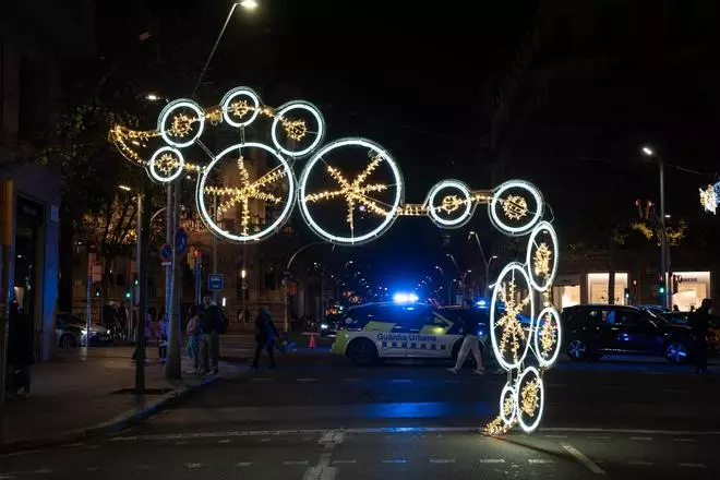 El viento, con rachas de hasta 100 km/h, desata la caída de luces navideñas, árboles y motos en Barcelona