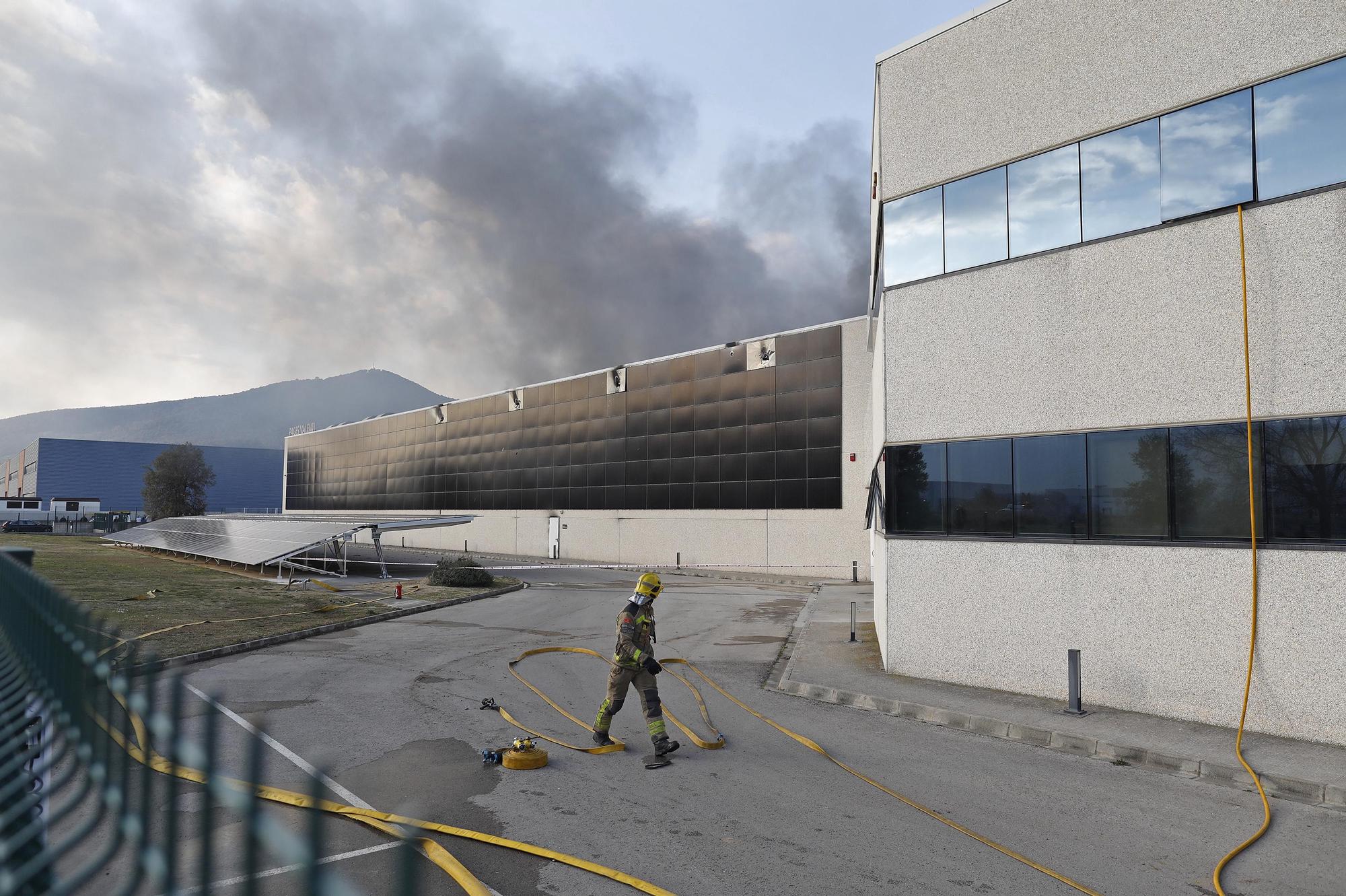 Les imatges de l'incendi de la fàbrica tèxtil a Sant Jaume de Llierca