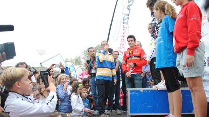 Javier Gómez Noya, presente en la entrega de medallas del Desafíos Pastor Islas Cíes. // A. L.