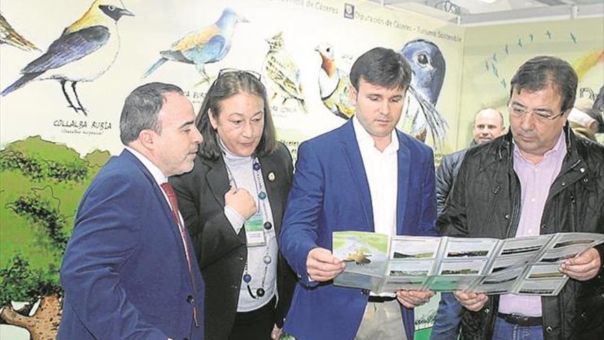 Diputación de Cáceres presenta su nuevo mapa desplegable sobre aves