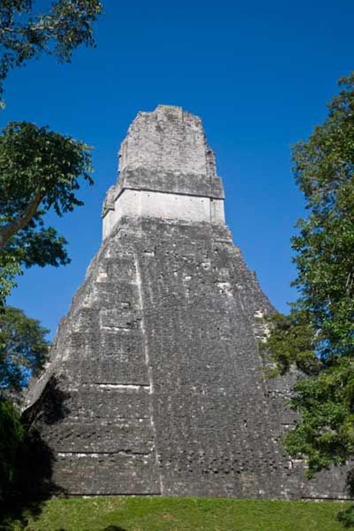 Templo del Gran Jaguar o Templo I en la Gran Plaza de Tikal.
