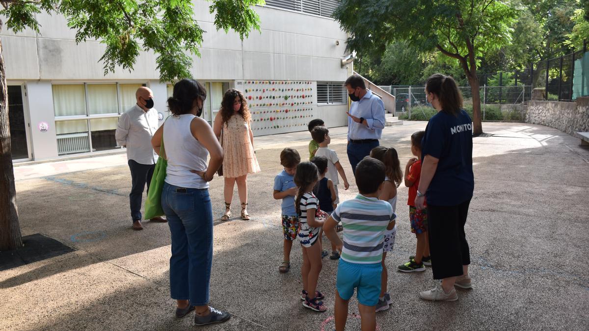 Visita del alcalde de Xàtiva a la Escoleta d'Estiu, el pasado verano.