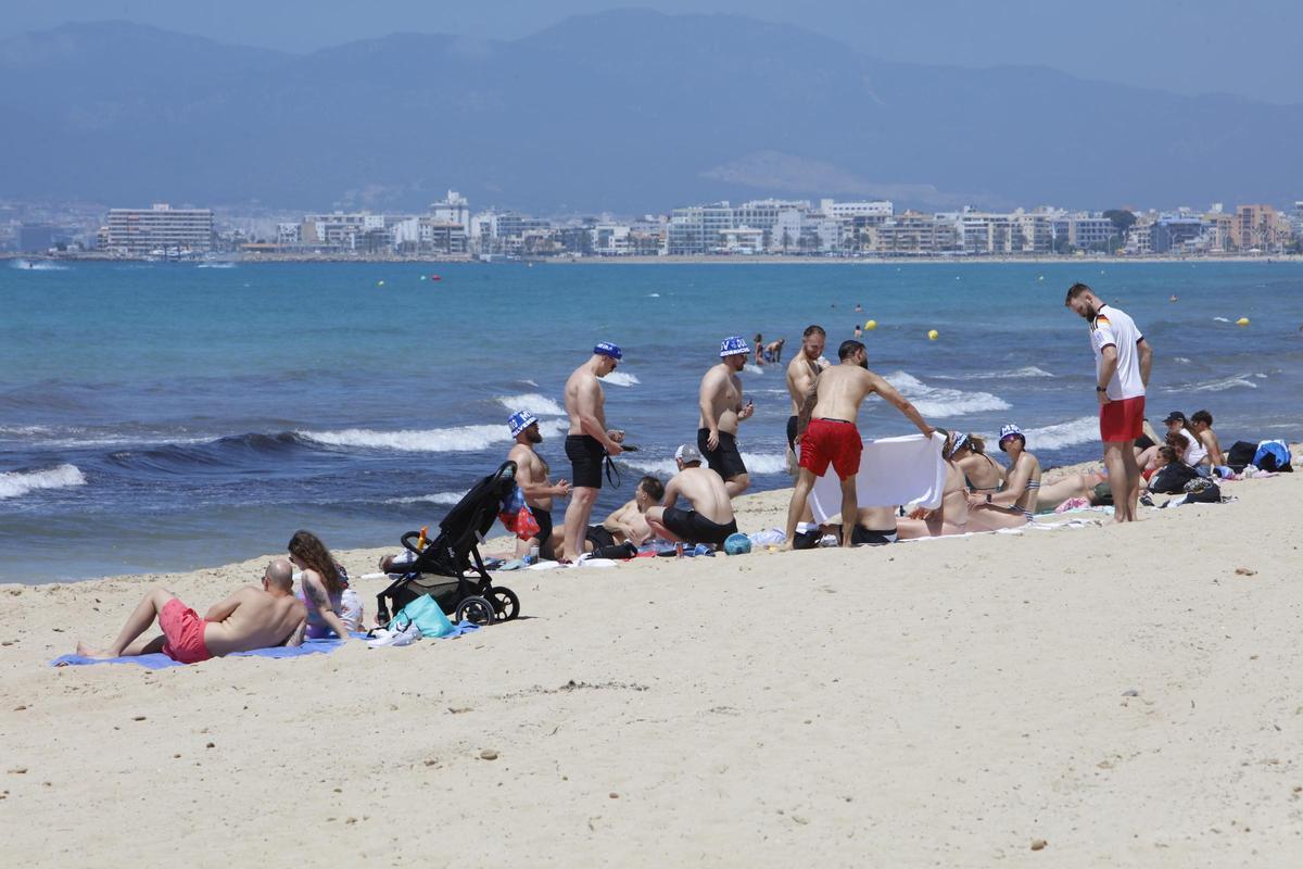 Bundesliga-Saison vorbei: Die Fußballer nehmen wieder die Playa de Palma ein