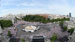 Miles de aficionados esperan en la Plaza de Cibeles a los jugadores del Real Madrid d