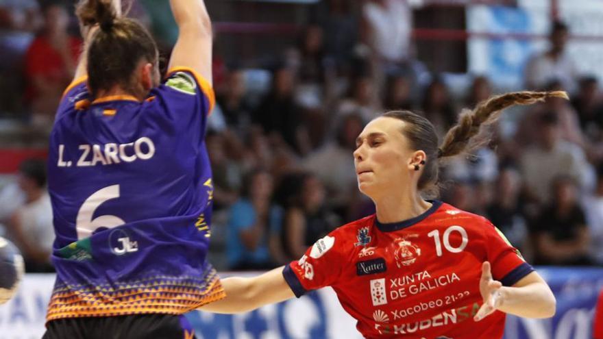 Malena Valles, durante el partido ante el Gijón. |  // JOSÉ LORES