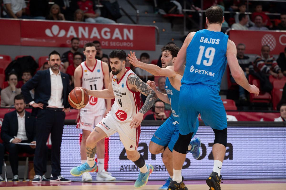 Santi Yusta, con el balón el partido entre el Casademont Zaragoza y el Petkim Spor en el príncipe Felipe.
