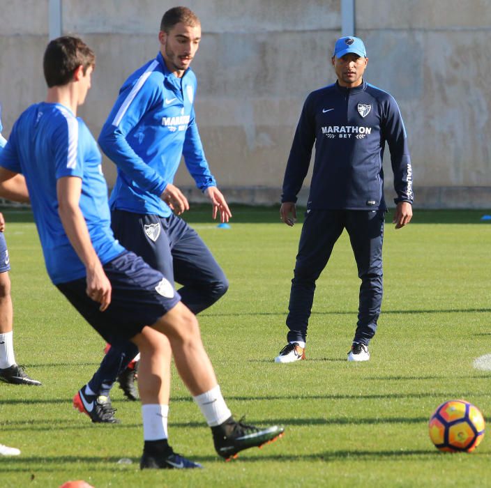 La primera plantilla, con la ausencia de Carlos Kameni y la visita del exmalaguista Juanmi, vuelve al trabajo tras las vacaciones de Navidad bajo las órdenes de Marcelo el ''Gato'' Romero.