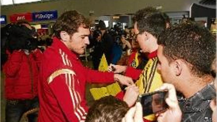 Els jugadors de la selecció espanyola, arribant ahir a Vigo.