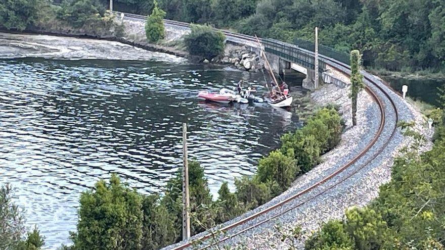 Los equipos de emergencias junto a la embarcación en la que se produjo el accidente.